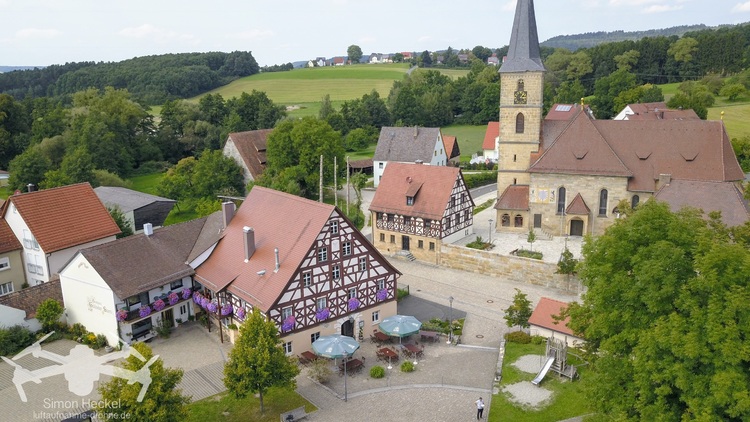 Gasthof mit Markktplatz und Kirche