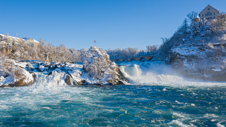 Der Rheinfall in Schaffhausen. So nah kommt man zu Fuß nicht heran.