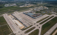 Flughafen Berlin Brandenburg während Coronavirus Pandemie Lockdown  mit geparkten Flugzeugen der Fluggesellschaften easyjet, Ryanair und Lufthansa