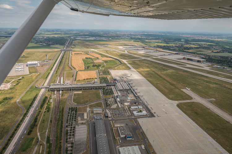 Flughafen Leipzig Halle, Vorfeld, Passagierterminal und DHL Logistikhub