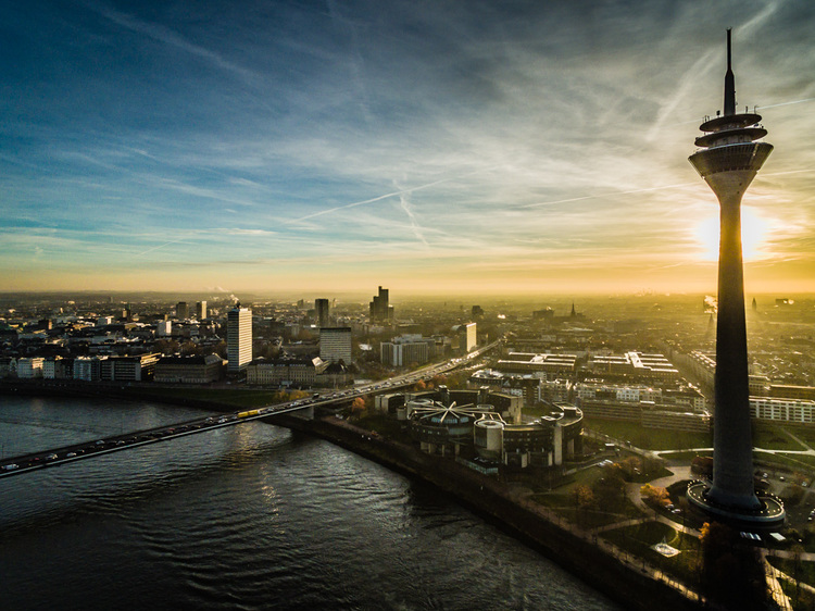 Düsseldorf, Rheinturm
www.pixelpilot.tv