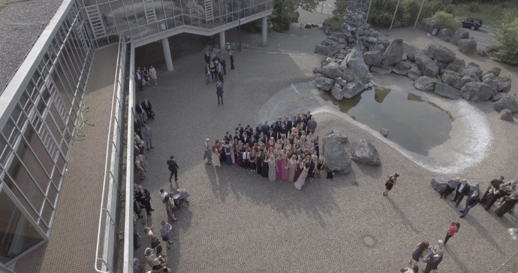 Der Abiball eines Gymnasiums von oben festgehalten