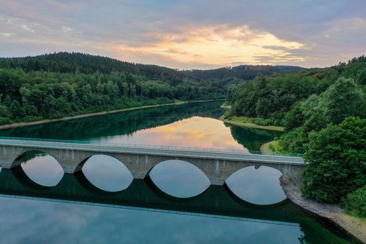 Drohnenfoto/Luftbild von einer Brücke eines Stausees in Lüdenscheid im Sauerland NRW